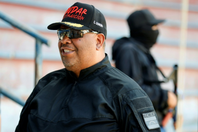 Jorge Suarez, un membre des colectivos, des groupes paramilitaires vénézuéliens qui contrôlent les rues, le 7 janvier 2026 à Caracas ( AFP / Pedro MATTEY )