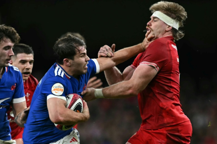 Le demi de mêlée des Bleus Antoine Dupont raffute le Gallois Aaron Wainwright pendant le match Galles-France du Tournoi des six nations samedi à Cardiff, au Pays de Galles. ( AFP / Paul ELLIS )