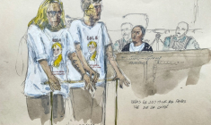 La mère et le frère de Lola Delphine et Thibaut Daviet, à la barre au procès de  Dahbia Benkired, qui elle se trouve sur le des accusés, le 17 octobre 2025 au Palais de justice de Paris   ( AFP / Benoit PEYRUCQ )