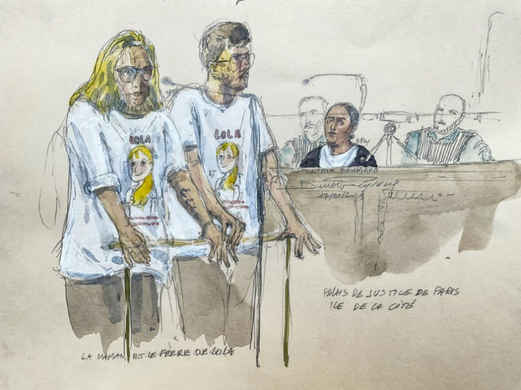 La mère et le frère de Lola Delphine et Thibaut Daviet, à la barre au procès de Dahbia Benkired, qui elle se trouve sur le des accusés, le 17 octobre 2025 au Palais de justice de Paris ( AFP / Benoit PEYRUCQ )