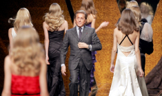 Le couturier Valentino Garavani à la fin de son défilé de prêt-à-porter automne-hiver 2008, le 28 février 2007 à Paris.  ( AFP / FRANCOIS GUILLOT )