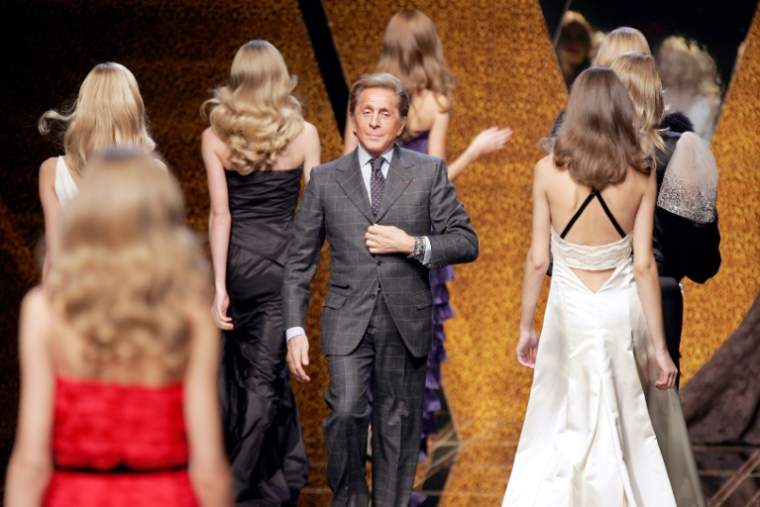 Le couturier Valentino Garavani à la fin de son défilé de prêt-à-porter automne-hiver 2008, le 28 février 2007 à Paris.  ( AFP / FRANCOIS GUILLOT )