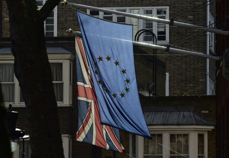Un drapeau de l'Union britannique et un drapeau de l'Union européenne sont suspendus à un immeuble du centre de Londres