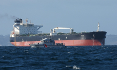 Le Tagor, pétrolier de la flotte fantôme russe arraisonné dans l'océan Atlantique par la marine française, le 2 juin 2026 à son arrivée dans la baie de Douarnenez, dans le Finistère ( AFP / FRED TANNEAU )