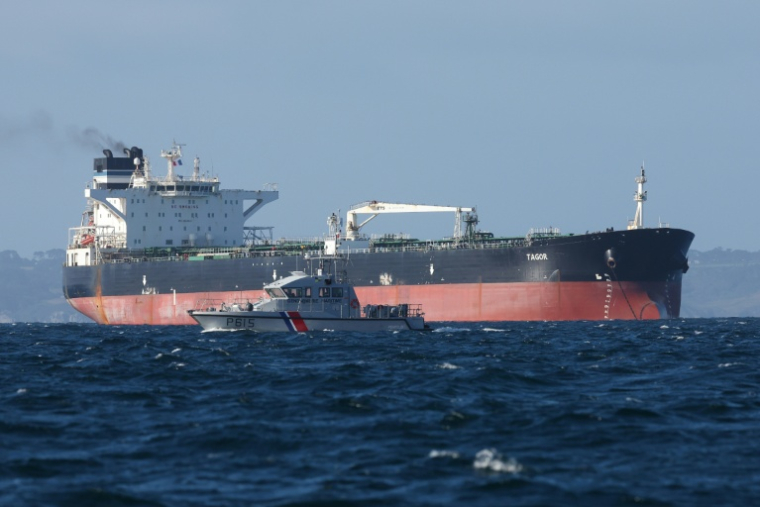 Le Tagor, pétrolier de la flotte fantôme russe arraisonné dans l'océan Atlantique par la marine française, le 2 juin 2026 à son arrivée dans la baie de Douarnenez, dans le Finistère ( AFP / FRED TANNEAU )