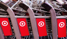 Un logo Target sur des caddies dans un magasin Target à Manhattan, New York