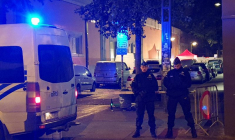 Des policiers belges montent la garde après une attaque au cours de laquelle un policier a été tué, à Bruxelles