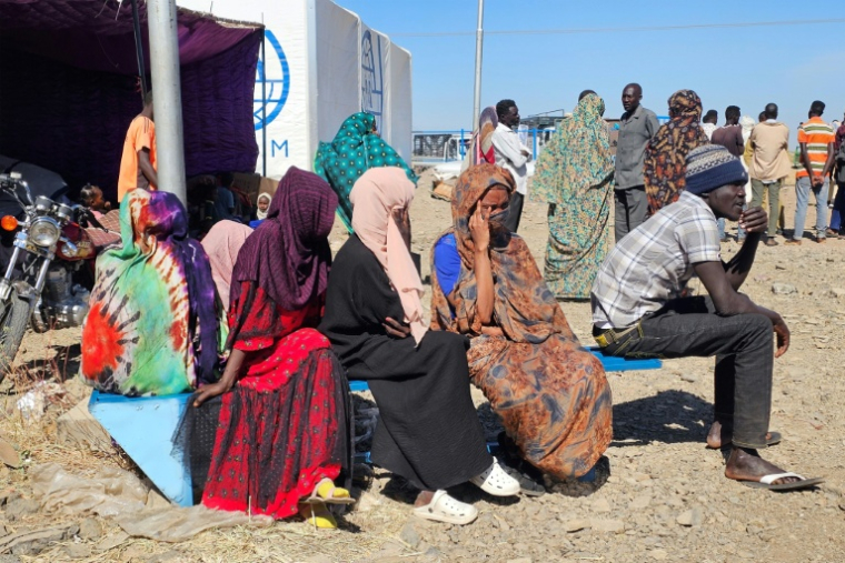 Des déplacés soudanais attendent de recevoir de l'aide humanitaire dans le camp d'Abou al-Naga, dans l'Etat de Gedaref à environ 400 kilomètres à l'est de Khartoum, le 30 décembre 2025 ( AFP / Abdulrahman GUMAA )
