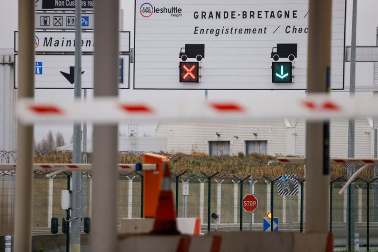 LA FRANCE ROUVRE PARTIELLEMENT LES LIAISONS AVEC LE ROYAUME-UNI, SOUS CONDITION