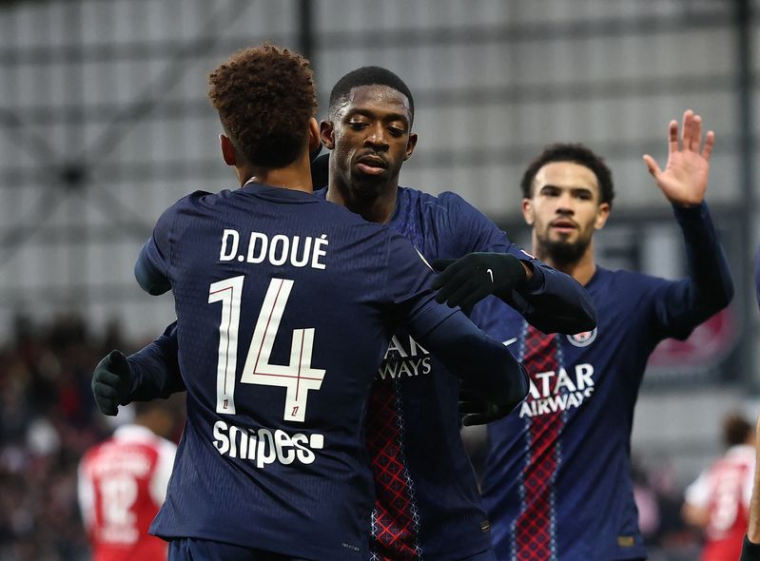 Désiré Doue et Ousmane Dembele du PSG lors d'un match à Brest