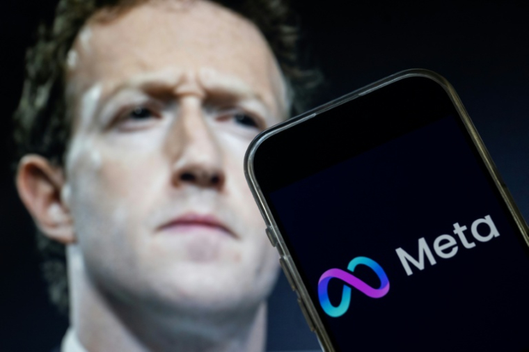 Une photo de Mark Zuckerberg, PDG de Meta, et le logo de Meta, le 7 jnavier 2025 à Washington ( AFP / Drew ANGERER )