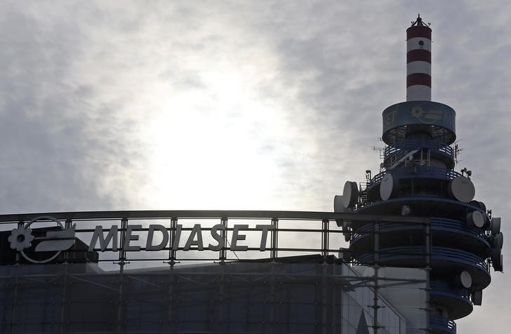 MEDIASET REMPORTE UN VOTE EN AG, SON PROJET DE HOLDING RESTE EN VIE