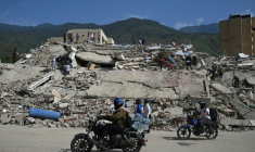 Des volontaires recherchent des victimes des tremblements de terre parmi les décombres, le 25 juin 2026, à Caraballeda, dans l'Etat vénézuélien de La Guaira ( AFP / Federico Parra )