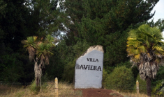 L'entrée de la Colonia Dignidad, rebaptisée Villa Baviera, à Parral, au Chili, le 15 avril 2025 ( AFP / RODRIGO ARANGUA )