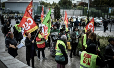 Des femmes de chambre de l'hôtel Ibis Batignolles manifestent devant le siège d'Accor, au troisième mois de leur grève pour réclamer de meilleures conditions de travail, le 17 octobre 2019 à Paris ( AFP / STEPHANE DE SAKUTIN )