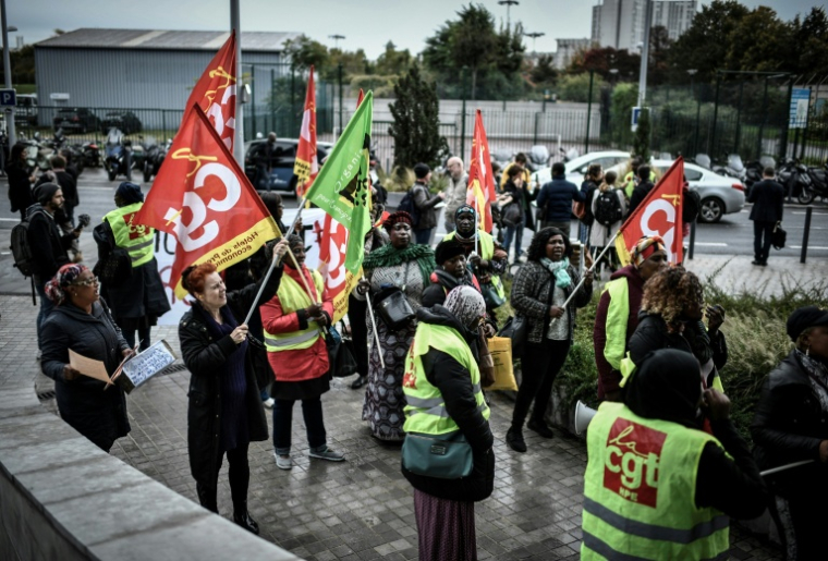 Des femmes de chambre de l'hôtel Ibis Batignolles manifestent devant le siège d'Accor, au troisième mois de leur grève pour réclamer de meilleures conditions de travail, le 17 octobre 2019 à Paris ( AFP / STEPHANE DE SAKUTIN )