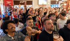 Des supporters d'Arsenal célèbrent le titre mardi soir dans un pub de Londres. ( AFP / Brook Mitchell )