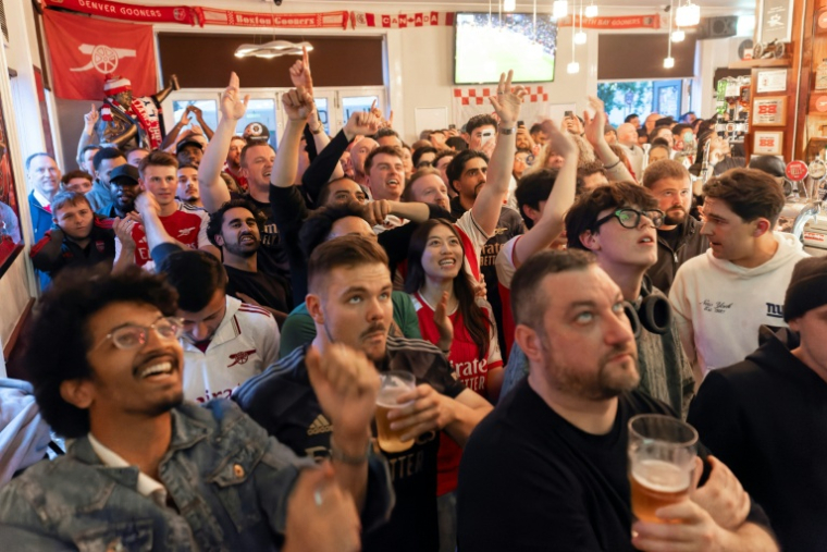 Des supporters d'Arsenal célèbrent le titre mardi soir dans un pub de Londres. ( AFP / Brook Mitchell )
