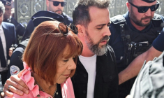 Gisèle Pelicot arrive en compagnie de son fils Florian au tribunal de Nimes, le 6 octobre 2025 ( AFP / Christophe Simon )