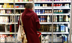 Un client regarde une étagère de produits laitiers dans un supermarché Rewe à Potsdam