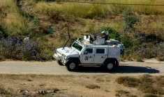 Des soldats de la paix de la Force intérimaire des Nations Unies au Liban (Finul) à bord d'un véhicule blindé patrouillent dans la région de Buwayda, à Marjayoun, dans le sud du Liban, près de la frontière avec Israël, le 4 juillet 2025 ( AFP / Rabih DAHER )