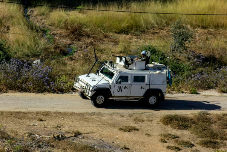 Des soldats de la paix de la Force intérimaire des Nations Unies au Liban (Finul) à bord d'un véhicule blindé patrouillent dans la région de Buwayda, à Marjayoun, dans le sud du Liban, près de la frontière avec Israël, le 4 juillet 2025 ( AFP / Rabih DAHER )