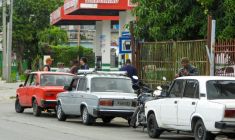 File de véhicules devant une station-service à La Havane, le 30 janvier 2026 ( AFP / ADALBERTO ROQUE )