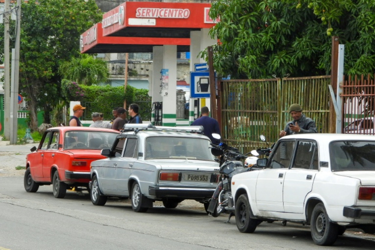File de véhicules devant une station-service à La Havane, le 30 janvier 2026 ( AFP / ADALBERTO ROQUE )