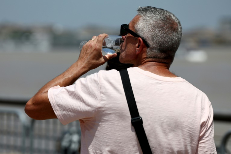 Pour cette nouvelle journée caniculaire, l'agence Santé publique France a appelé à "s'hydrater, boire" régulièrement et à éviter "l'alcool, le café" qui "favorisent la déshydratation" ( AFP / ROMAIN PERROCHEAU )