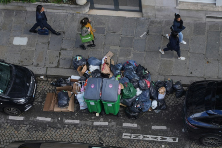 Les Français sont très pessimistes sur le devenir de la société française et sur son civisme ( AFP / Zakaria ABDELKAFI )