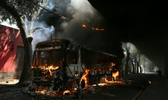 Un bus incendié vraisemblablement par des trafiquants de drogue, lors d'une opération de police à Rio de Janeiro, le 18 mars 2026 au Brésil ( AFP / Mauro PIMENTEL )