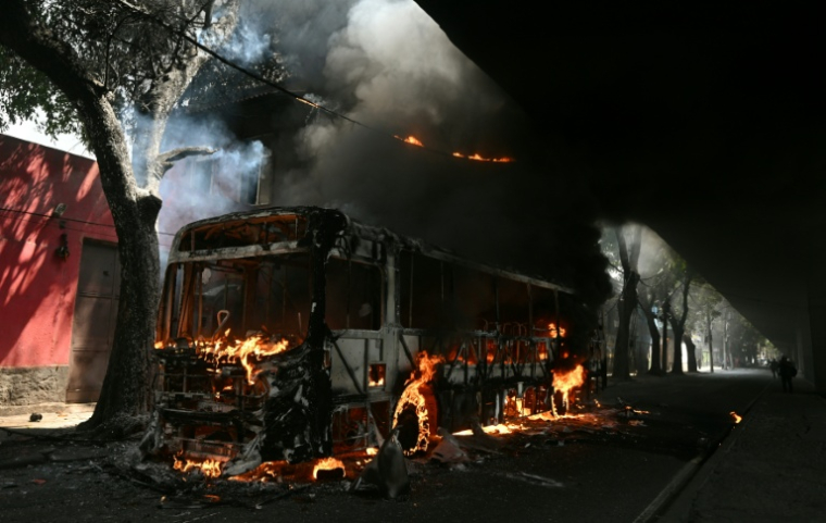 Un bus incendié vraisemblablement par des trafiquants de drogue, lors d'une opération de police à Rio de Janeiro, le 18 mars 2026 au Brésil ( AFP / Mauro PIMENTEL )