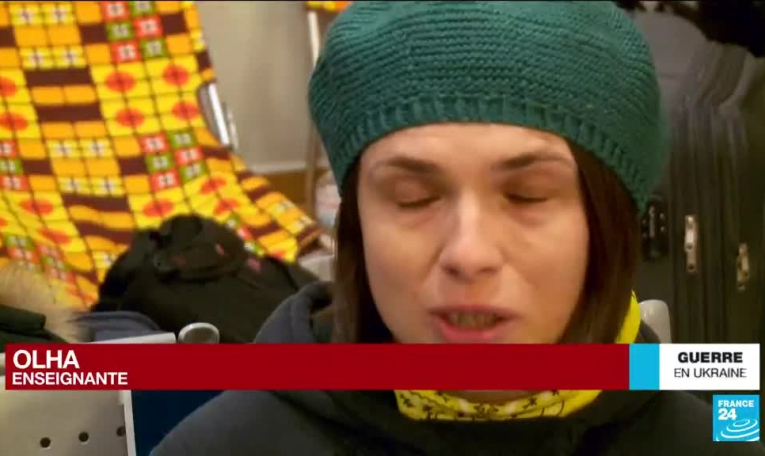 Invasion militaire russe en Ukraine : à pied ou en voiture, de nombreux réfugiés Ukrainiens rejoignent la Pologne