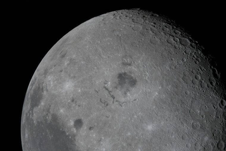 Image diffusée le 7 avril 2026 par la Nasa montrant la Lune, avec le bassin Oriental visible en son centre, et une tache noire de lave ancienne, observée depuis le vaisseau spatial Orion le 6 avril 2026 ( NASA / Handout )