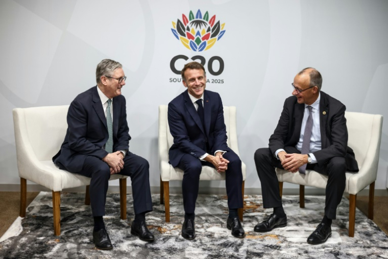 Le Premier ministre britannique Keir Starmer (gauche), le président français Emmanuel Macron (centre) et le chancelier allemand Friedrich Merz, au G20 à Johannesbourg le 22 novembre 2025 ( POOL / HENRY NICHOLLS )