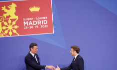 Le président du gouvernement espagnol Pedro Sanchez salue  Emmanuel Macron lors d'un sommet de l'Otan à Madrid