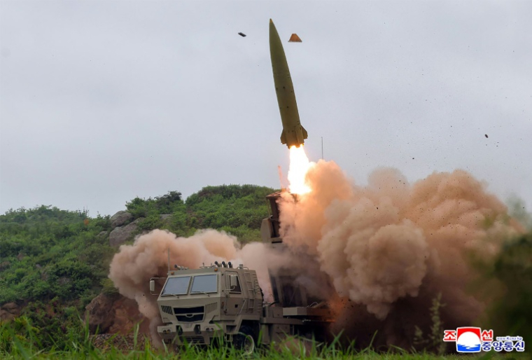 Photo prise le 26 mai 2026 par l'agence nord-coréenne KCNA et diffusée le lendemain montrant un test de tir d'un système de lancement de missiles dans un lieu non précisé en Corée du Nord ( KCNA VIA KNS / STR )