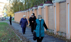 Une femme portant un masque de protection passe devant l'Institut de lutte contre la peste dans la ville d'Irkoutsk, le 7 octobre 2026 ( AFP / TATYANA MAKEYEVA )