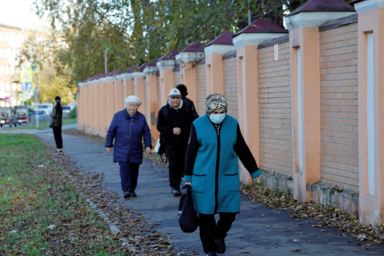 Une femme portant un masque de protection passe devant l'Institut de lutte contre la peste dans la ville d'Irkoutsk, le 7 octobre 2026 ( AFP / TATYANA MAKEYEVA )