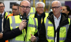Le ministre délégué à l'Industrie Sébastien Martin s'exprime aux côtés de Timothée Durand, repreneur du verrier Arc, lors d'une visite dans l'usine d'Arques, dans le Pas-de-Calais, le 24 mars 2026 ( AFP / Sameer AL-DOUMY )