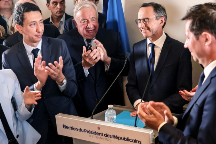 Le ministre de l'Intérieur, Bruno Retailleau applaudi par Othman Nasrou (à gauche), François-Xavier Bellamy (à droite) et Gérard Larcher (2e à gauche), après son élection à la présidence de LR, à Paris le 18 mai 2025 ( AFP / Kiran RIDLEY )