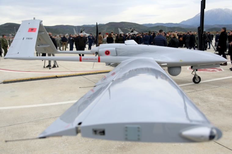 Un drone turc Bayraktar de l'armée albanaise, sur la base de Kucova, à 90 km au sud de Tirana, le 4 mars 2024 ( AFP / STRINGER )