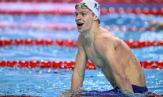 Léon Marchand célèbre sa victoire et son record du monde en demi-finale du 200 m quatre nages lors des Championnats du monde à Singapour, le 30 juillet 2025 ( AFP / Oli SCARFF )
