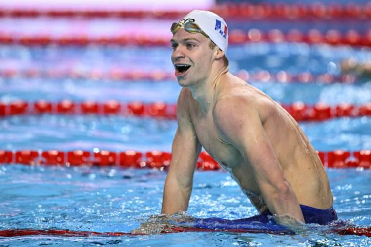 Léon Marchand célèbre sa victoire et son record du monde en demi-finale du 200 m quatre nages lors des Championnats du monde à Singapour, le 30 juillet 2025 ( AFP / Oli SCARFF )