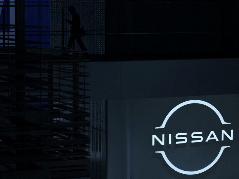 Le logo de Nissan est visible, le jour de la présentation des résultats financiers de l'exercice 2024 du constructeur automobile au siège de l'entreprise à Yokohama