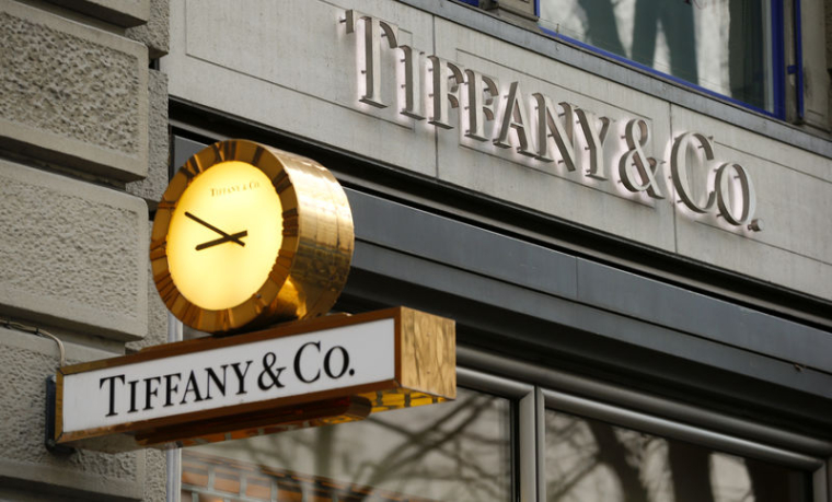 TIFFANY ABAISSE SA PRÉVISION DE BÉNÉFICE ANNUEL