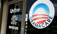 Le logo "Obamacare" du nom d'un programme de santé publique américain, visible sur la vitrine d'une agence d'assurance santé à Miami, en Floride, le 10 janvier 2017 ( AFP / RHONA WISE )