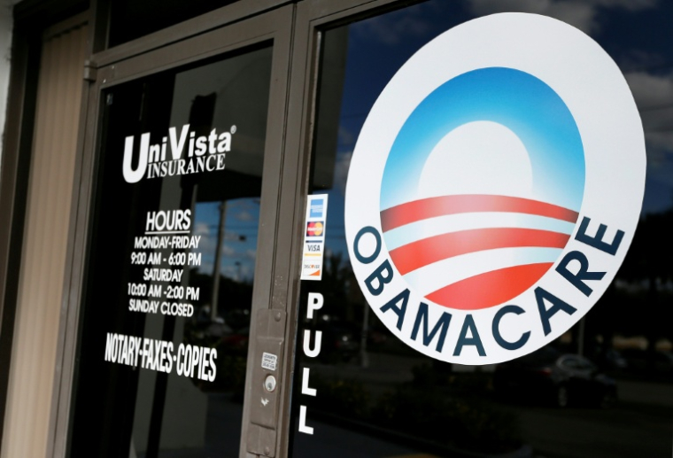 Le logo "Obamacare" du nom d'un programme de santé publique américain, visible sur la vitrine d'une agence d'assurance santé à Miami, en Floride, le 10 janvier 2017 ( AFP / RHONA WISE )