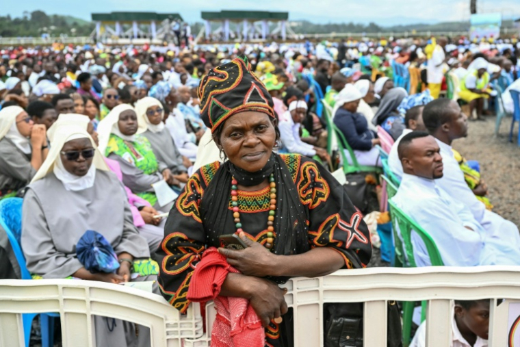 Des fidèles assistent à la messe célébrée par le pape Léon XIV à l'aéroport de Bamenda,  le 16 avril 2026 au Cameroun ( AFP / Alberto PIZZOLI )