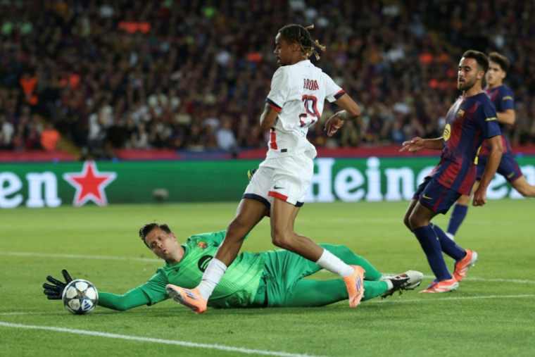 Le Parisien Bradley Barcola est tout près de marquer un but au gardien de Barcelone Wojciech Szczesny, mais l'action n'ira pas au bout. ( AFP / Lluis GENE )